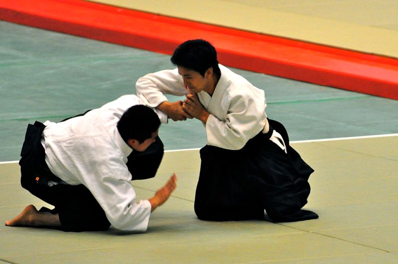 'Waka Sensei performing nikkyo (uke is Hino Sensei).'