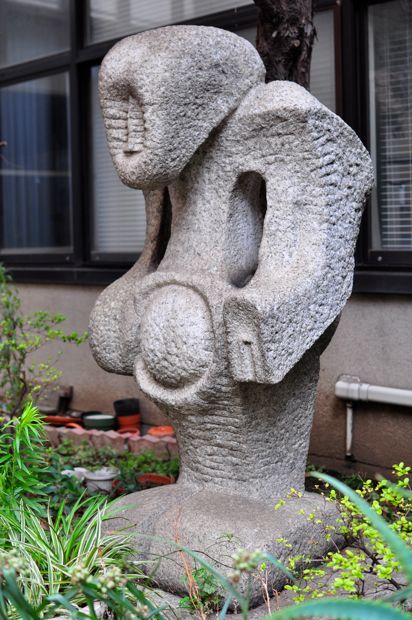 'Statue in Aoyama Gakuin (青山学院)'